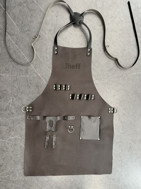 Mandil de cuero café · «Jheff»