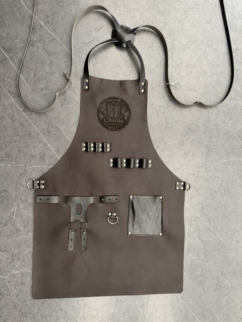 Mandil de cuero café · logo propio